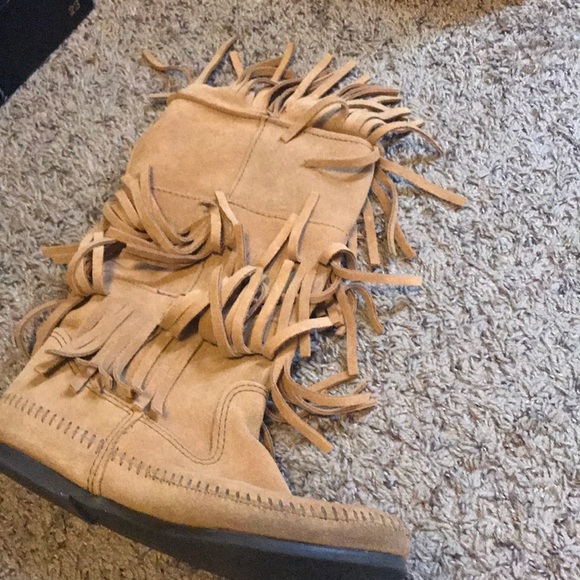 Minnetonka fringe boots - Picture 3 of 3